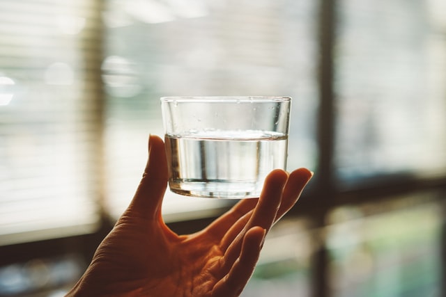 ¿No te gusta tomar agua? Checa estos tips para evitar deshidratarte